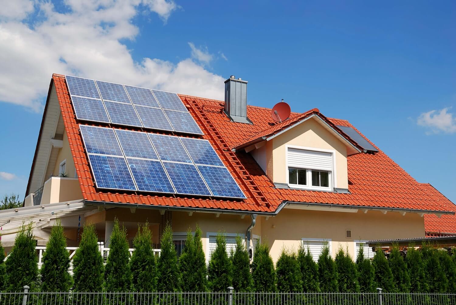Haus mit Photovoltaikanlage auf dem Dach