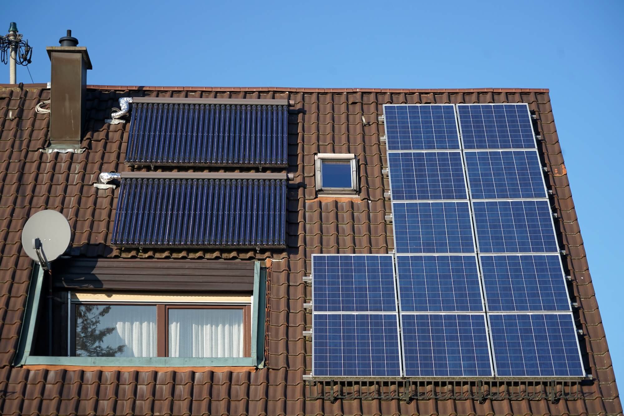 Hausdach mit Photovoltaik und Solarthermie