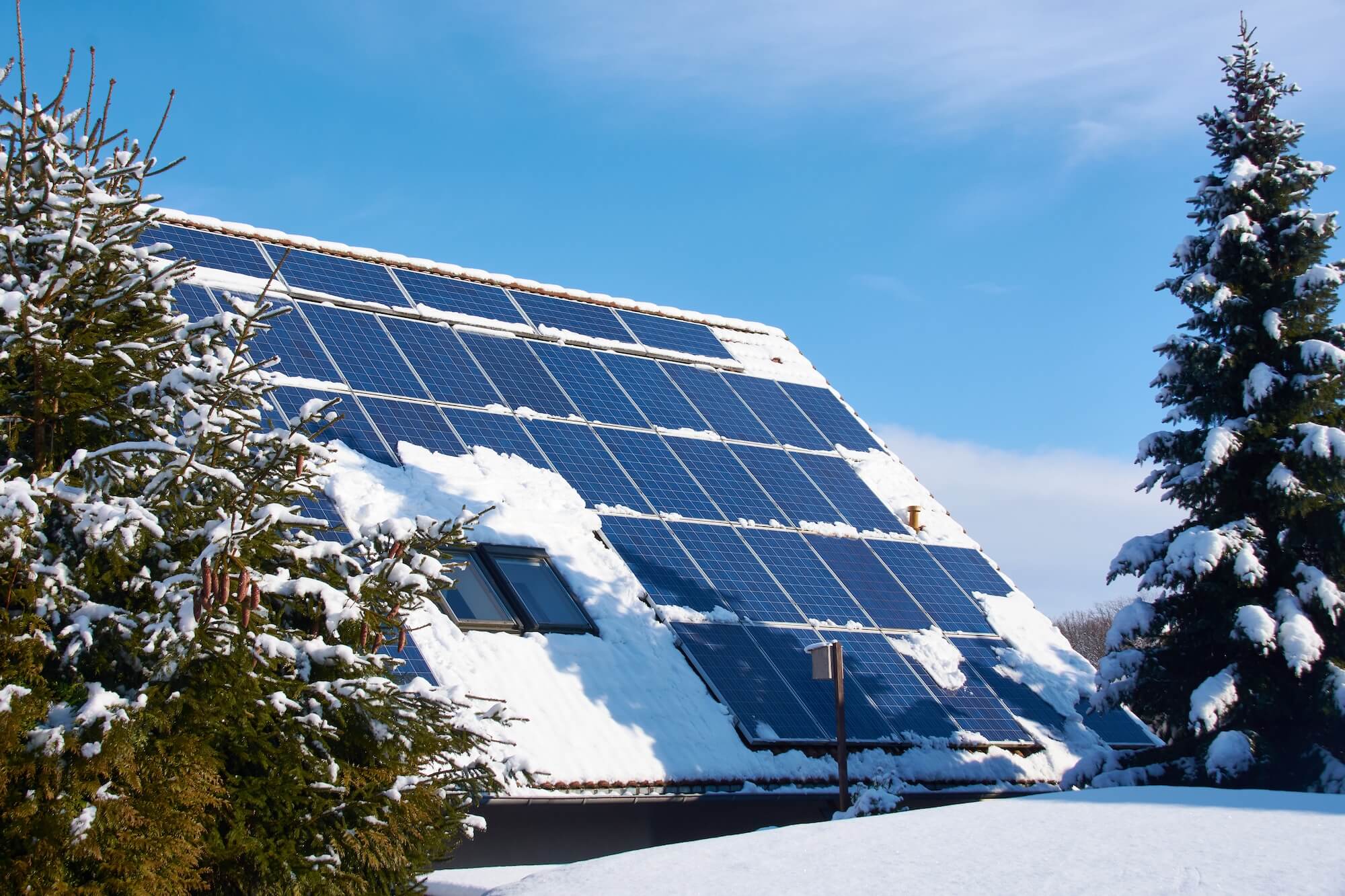 Verschneite PV-Anlage auf einem Wohnhaus
