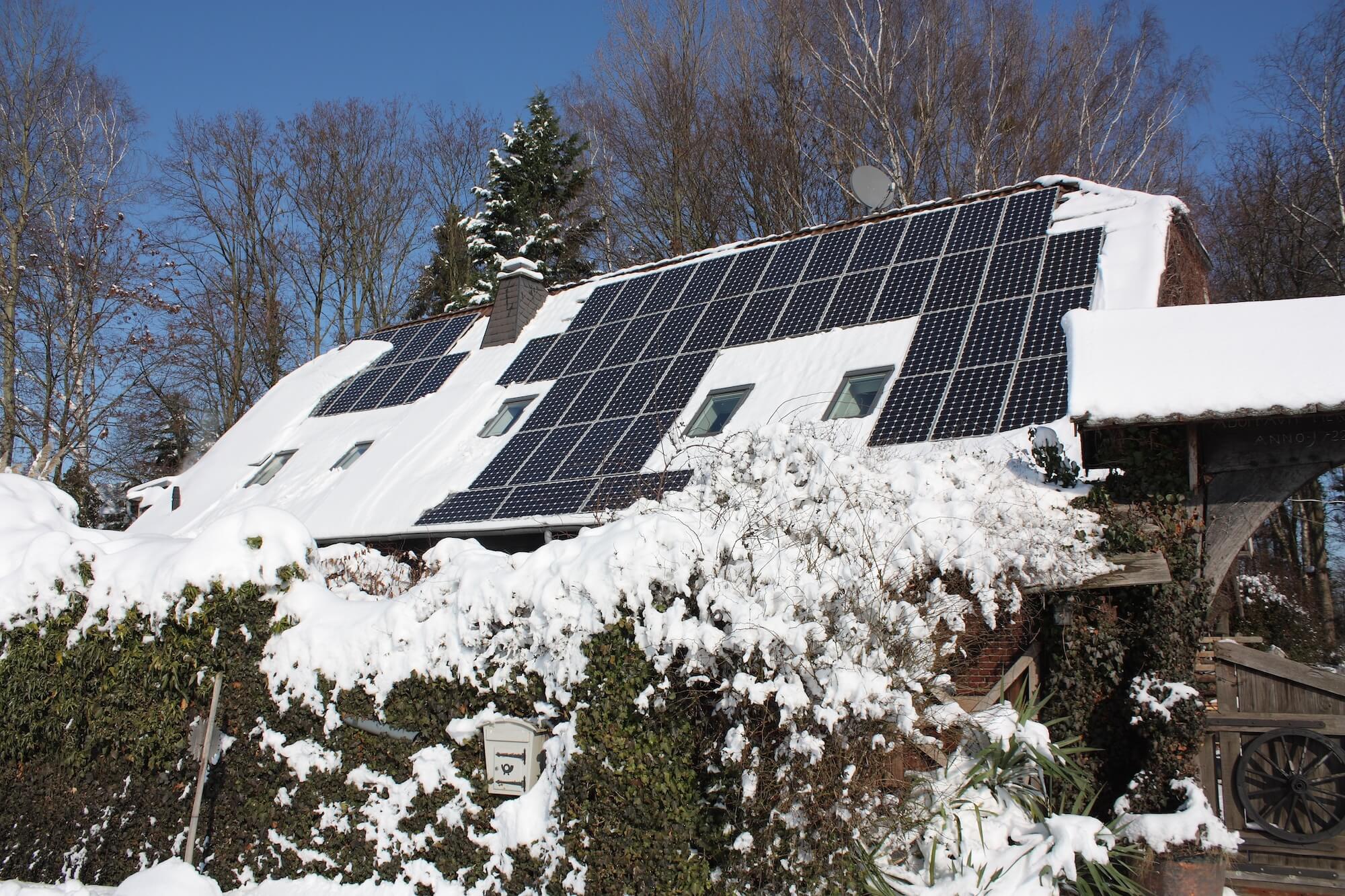 Verschneites Wohnhaus mit freien PV-Modulen