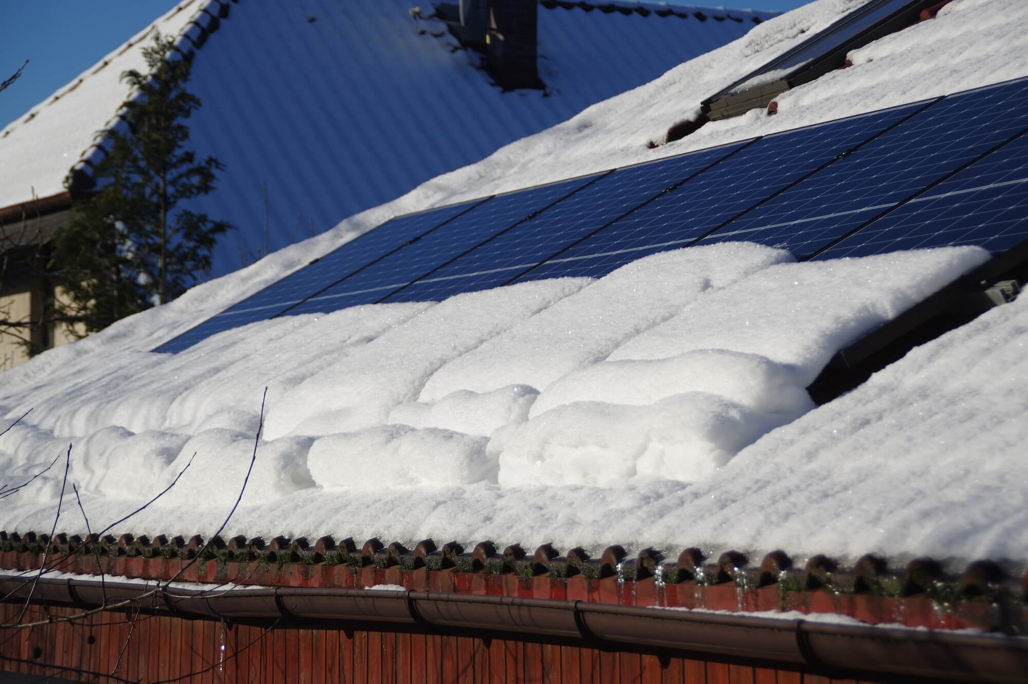 Schnee rutscht von einem PV-Modul
