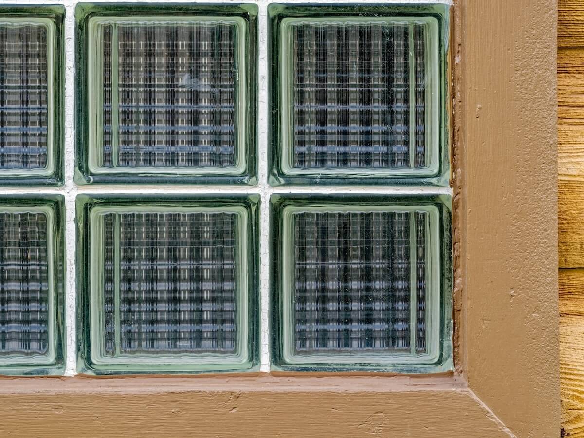 Beim Fenstereinbau ist die Planung und Positionierung der Tragklötze entscheidend, um die Kräfte, die auf die Fenster einwirken, langfristig zu kontrollieren.