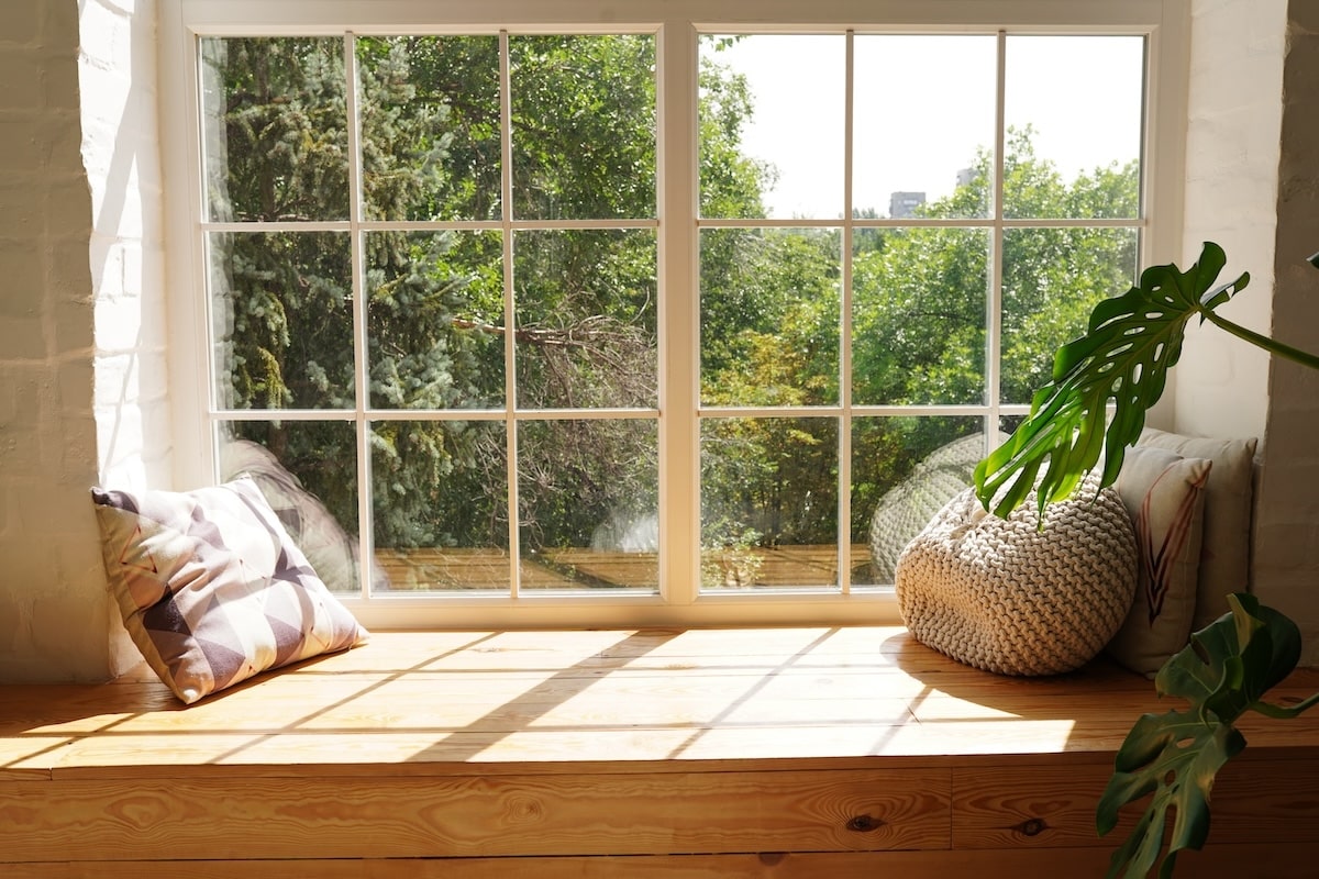 In der Regel bildet eine Fensterbank eine große Schwachstelle, über die Feuchtigkeit eindringen und die Beschaffenheit der Laibung des Fensters schädigen könnte.
