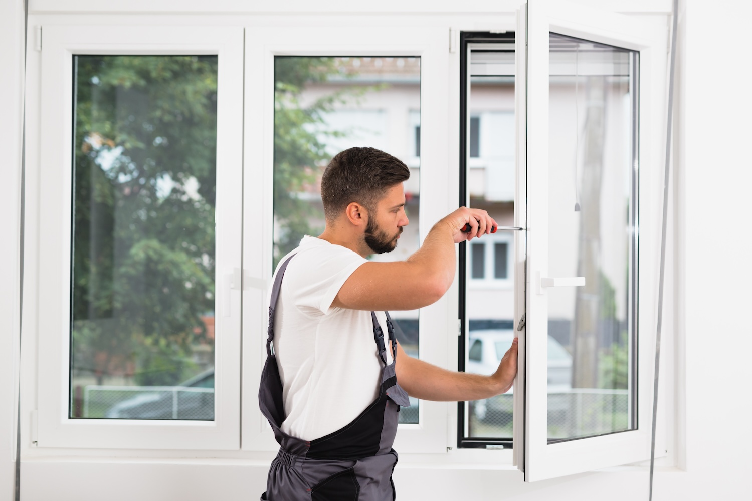 Beim Austausch alter Fenster sollten Sie anschlieĂźend die Funktion ĂĽberprĂĽfen.