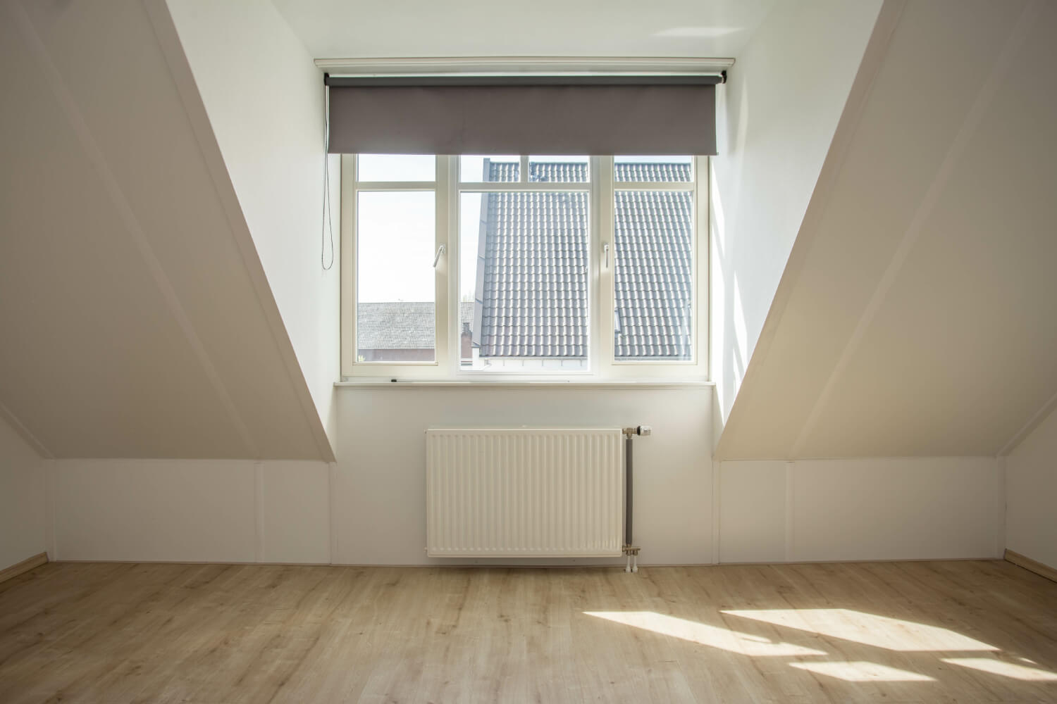 Gaubenfenster von innen, renovierter Dachboden