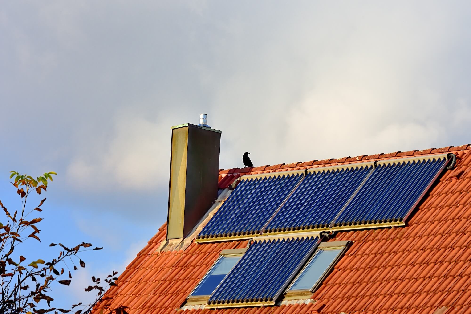 Eine Solarthermieanlage auf einem Ziegeldach.