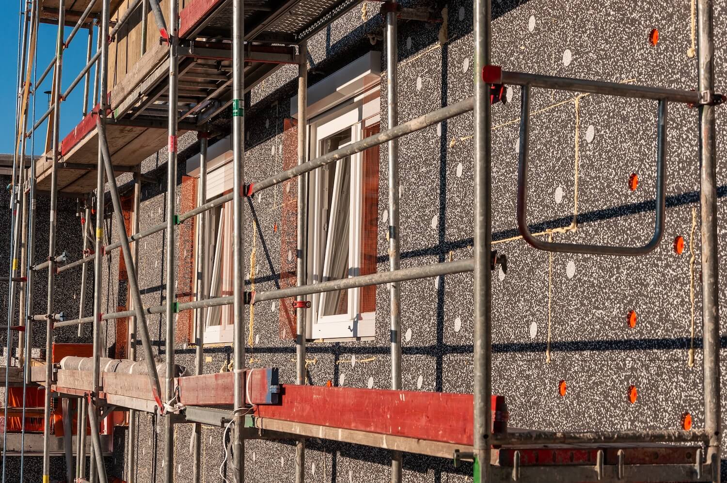 WDVS-Fassadendämmung an Mehrfamilienhaus mit Baugerüst - BAFA-geförderte Dämmmaßnahme mit 20 Prozent Zuschuss