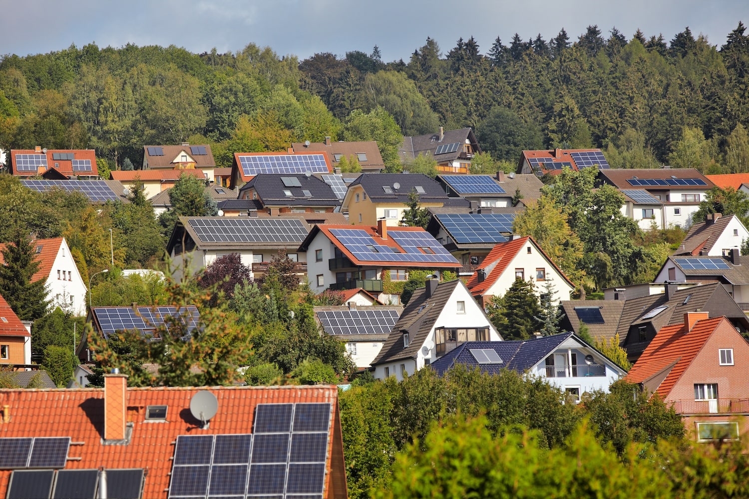 energetisch sanierte Häuser mit PV-Anlagen