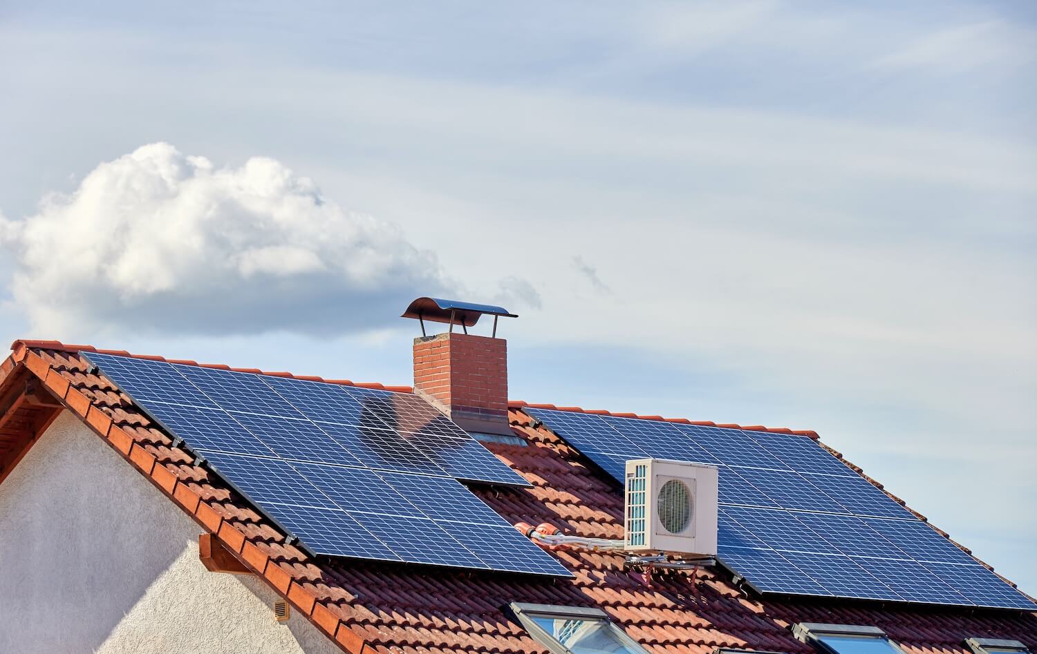 Photovoltaikanlage und Wärmepumpe auf einem Hausdach