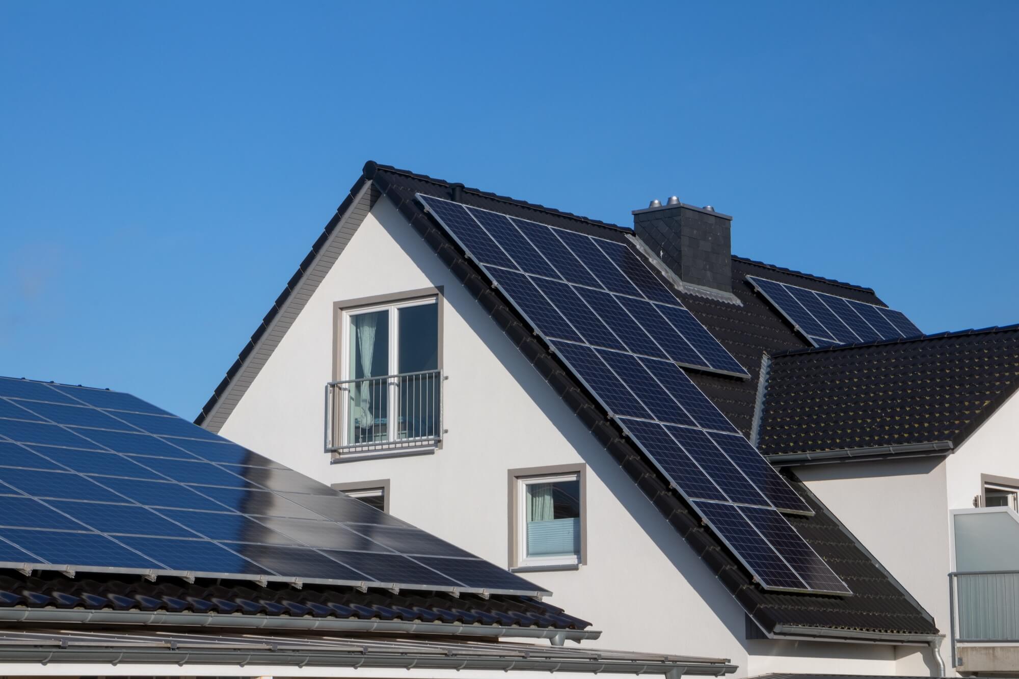 Haus mit Photovoltaikanlage auf dem Dach
