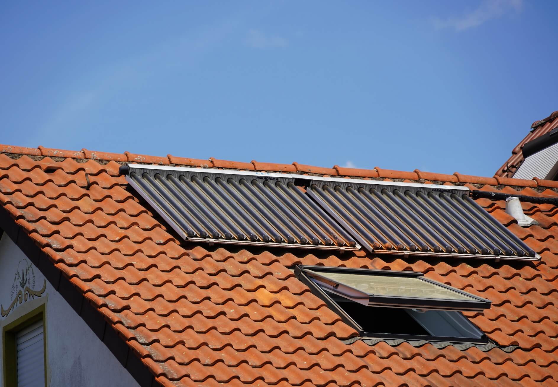 Solarthermie-Anlagen auf Dach von Einfamilienhaus