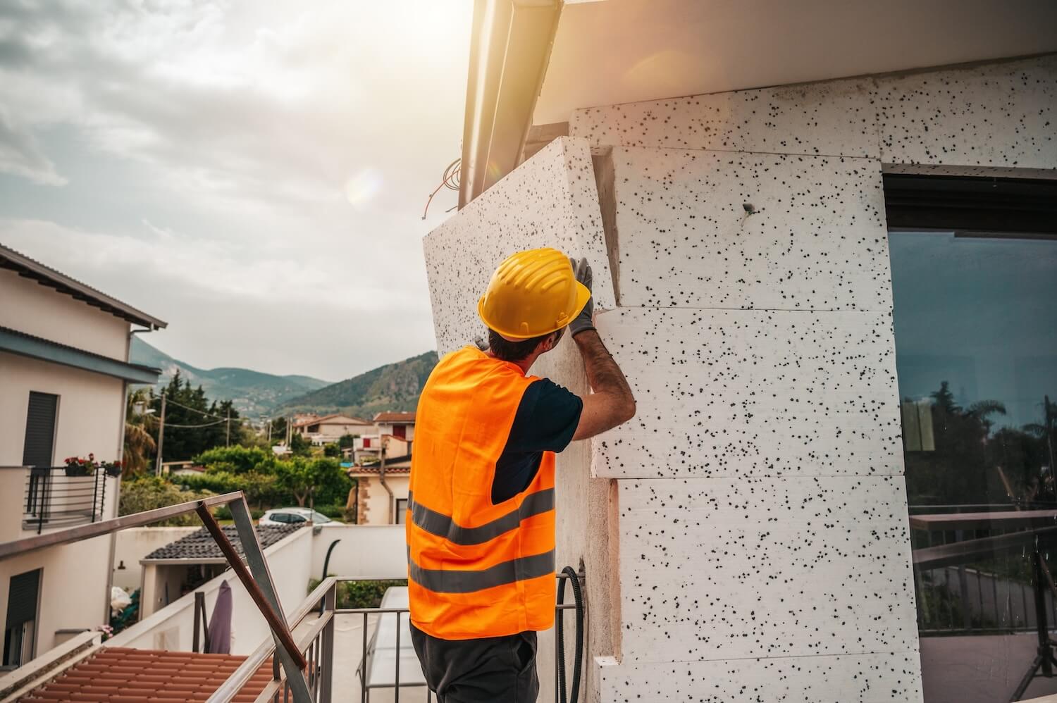 Synthetische Dämmstoffe werden zur Dämmung an der Fassade montiert