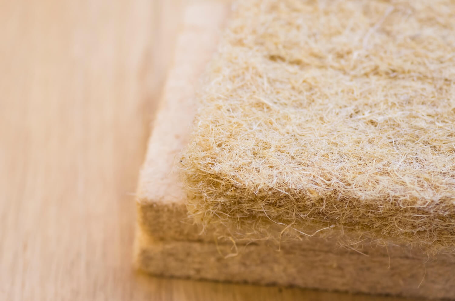 Nahaufnahme von Holzfaserplatten zur Aufsparrendämmung