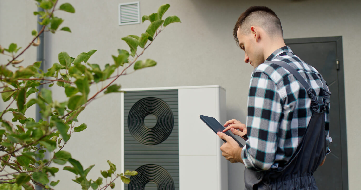 Handwerker bei der Heizungswartung einer Wärmepumpe