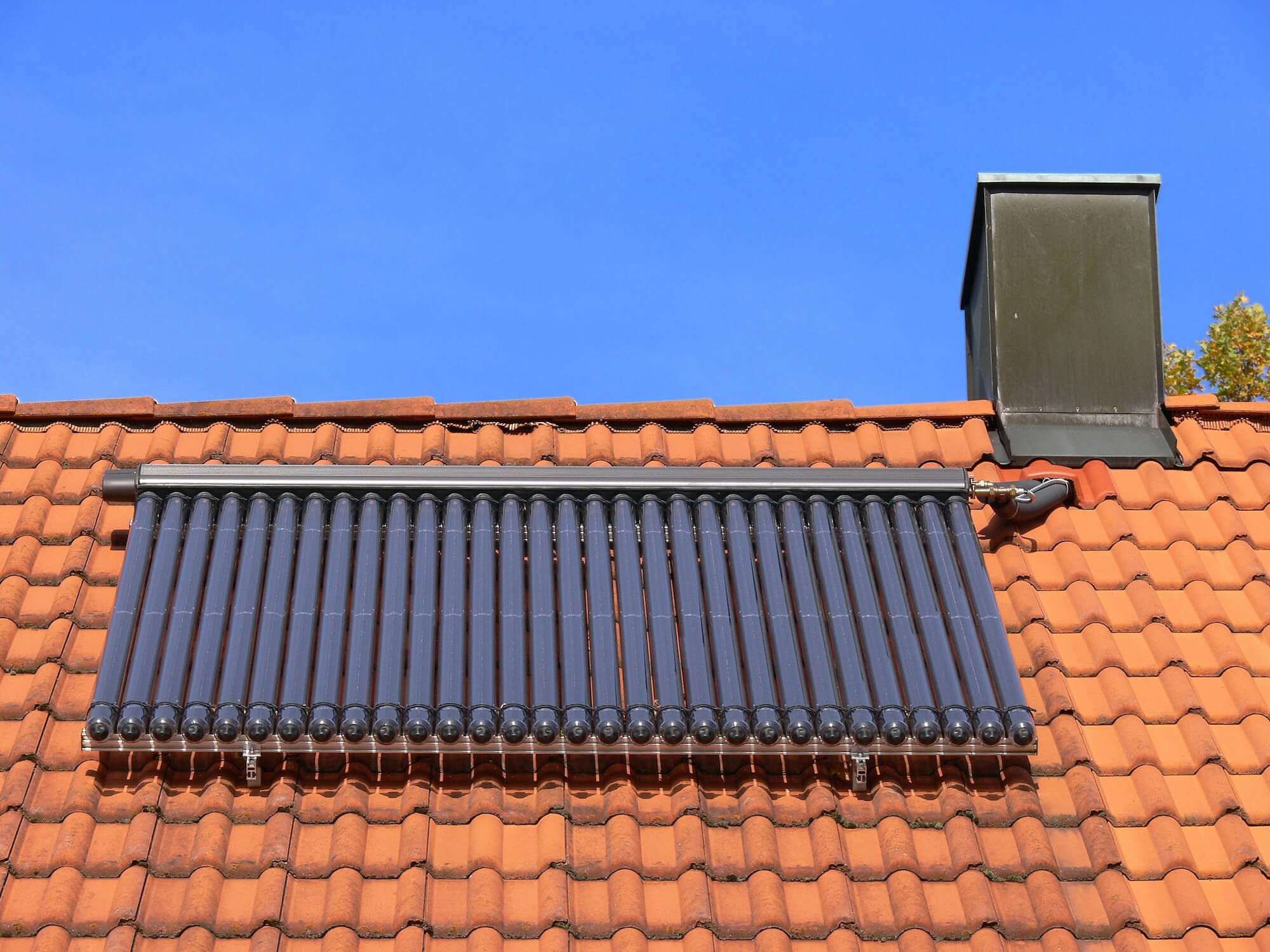 Kollektoren einer Solarthermie-Anlage auf einem Hausdach