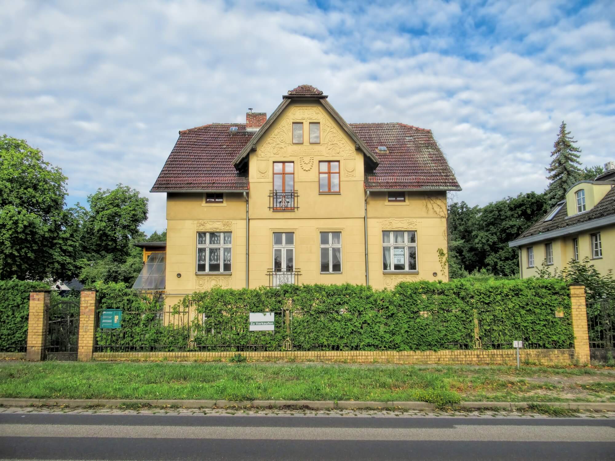 Ein altes, renovierungsbedürftiges Wohnhaus mit gelber Fassade