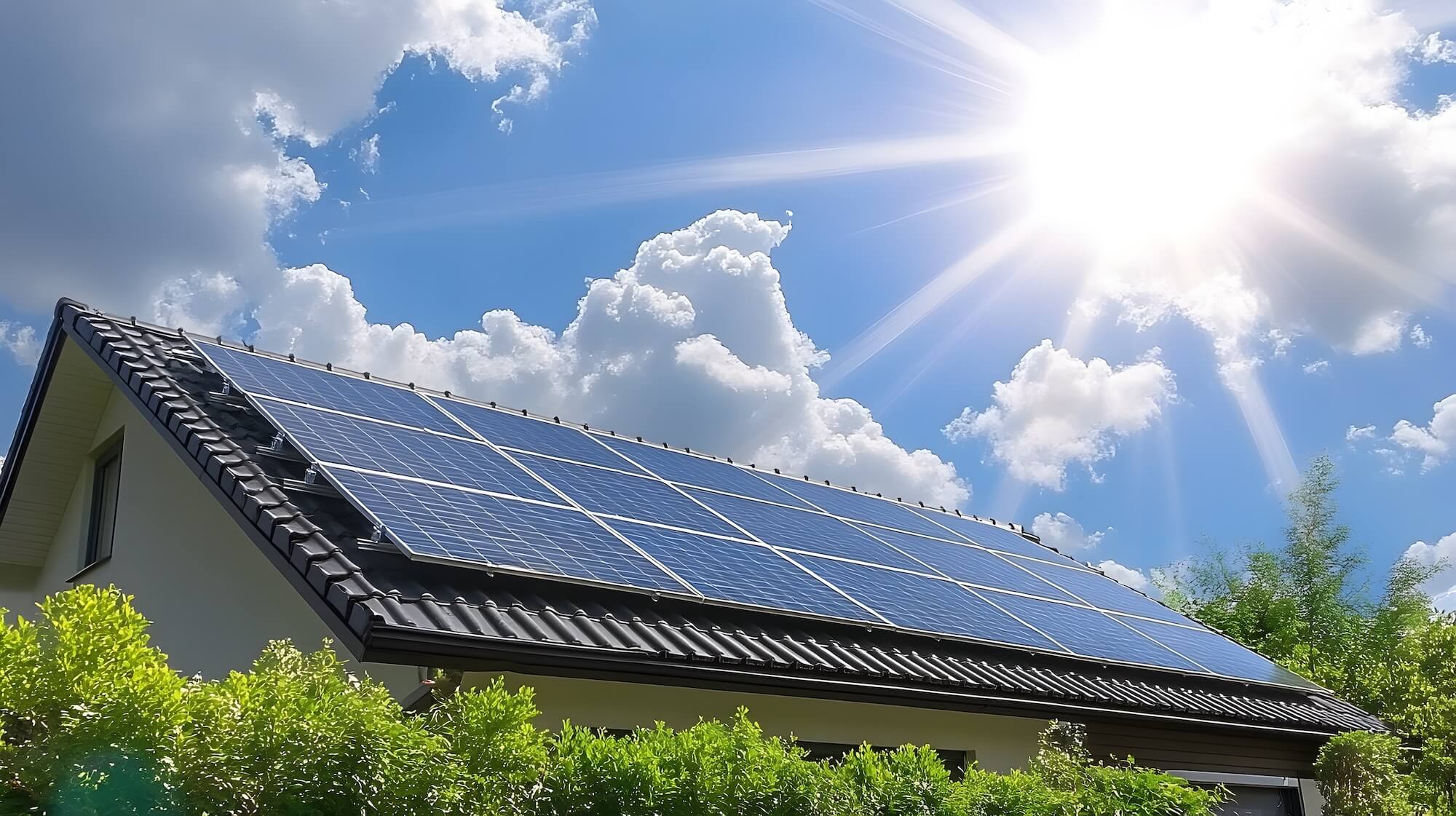 Erneuerbare Energien wie Solaranlagen oder Wärmepumpen treiben eine Abkehr von fossilen Energieträgern voran und beeinflussen die Preisentwicklung für Heizöl ebenfalls.