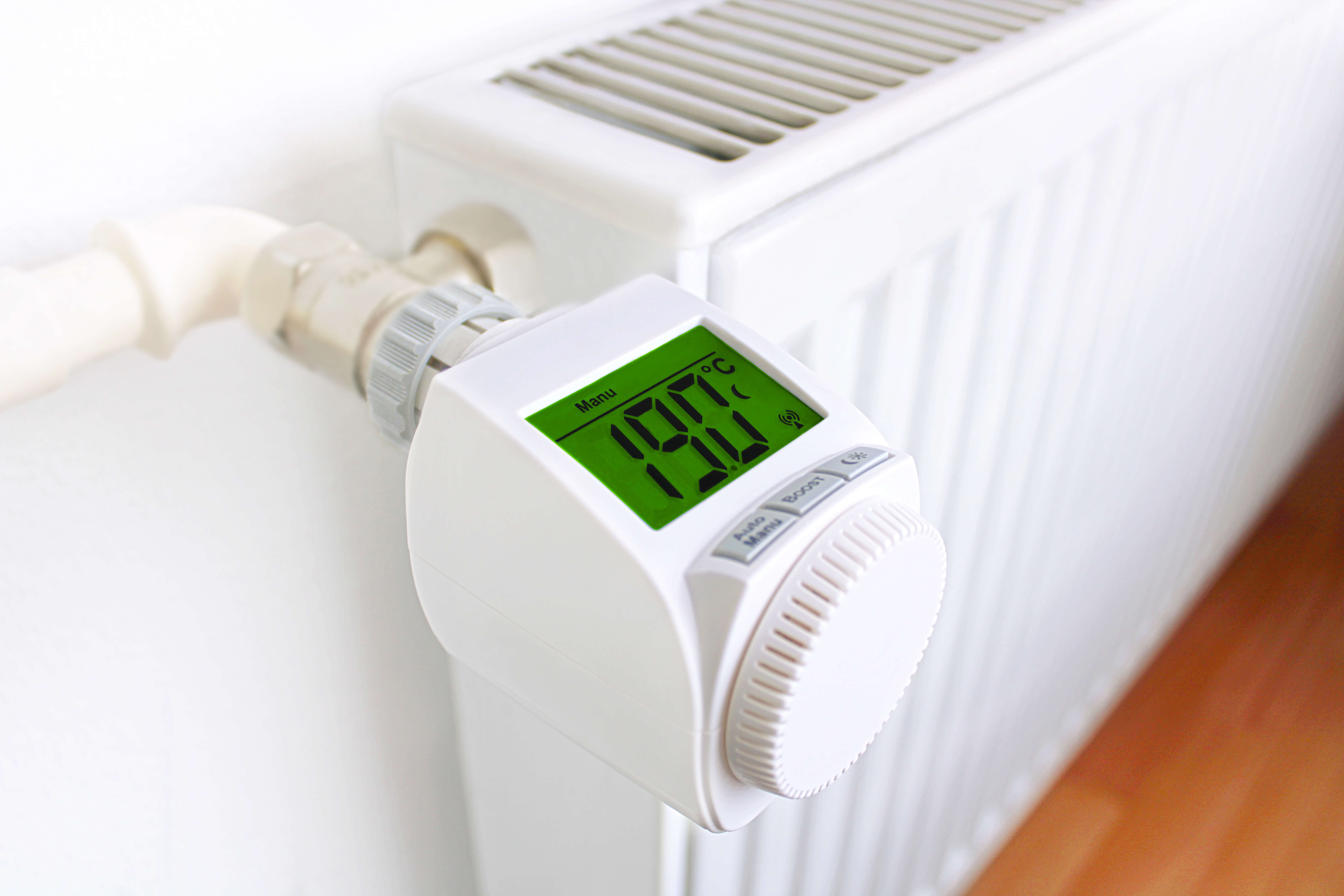 Smartes Thermostat an einer Heizung auf 19 °C eingestellt
