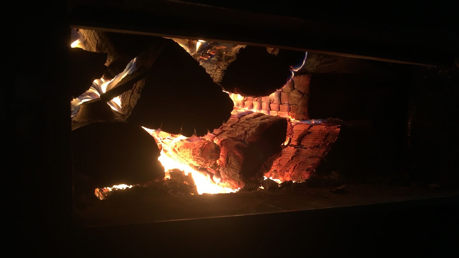 Geöffnete Holzvergaser-Heizung