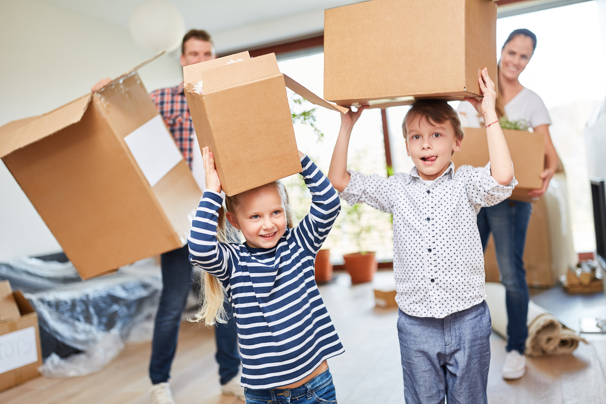 Familie in ihrem neuen Zuhause dank iSFP