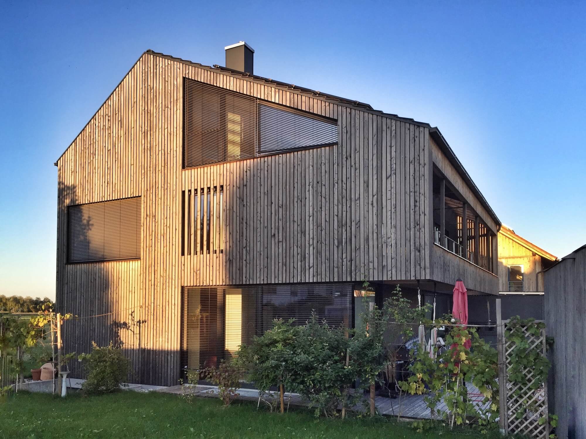 Ein Passivhaus aus Holz und mit geschützten Fenstern