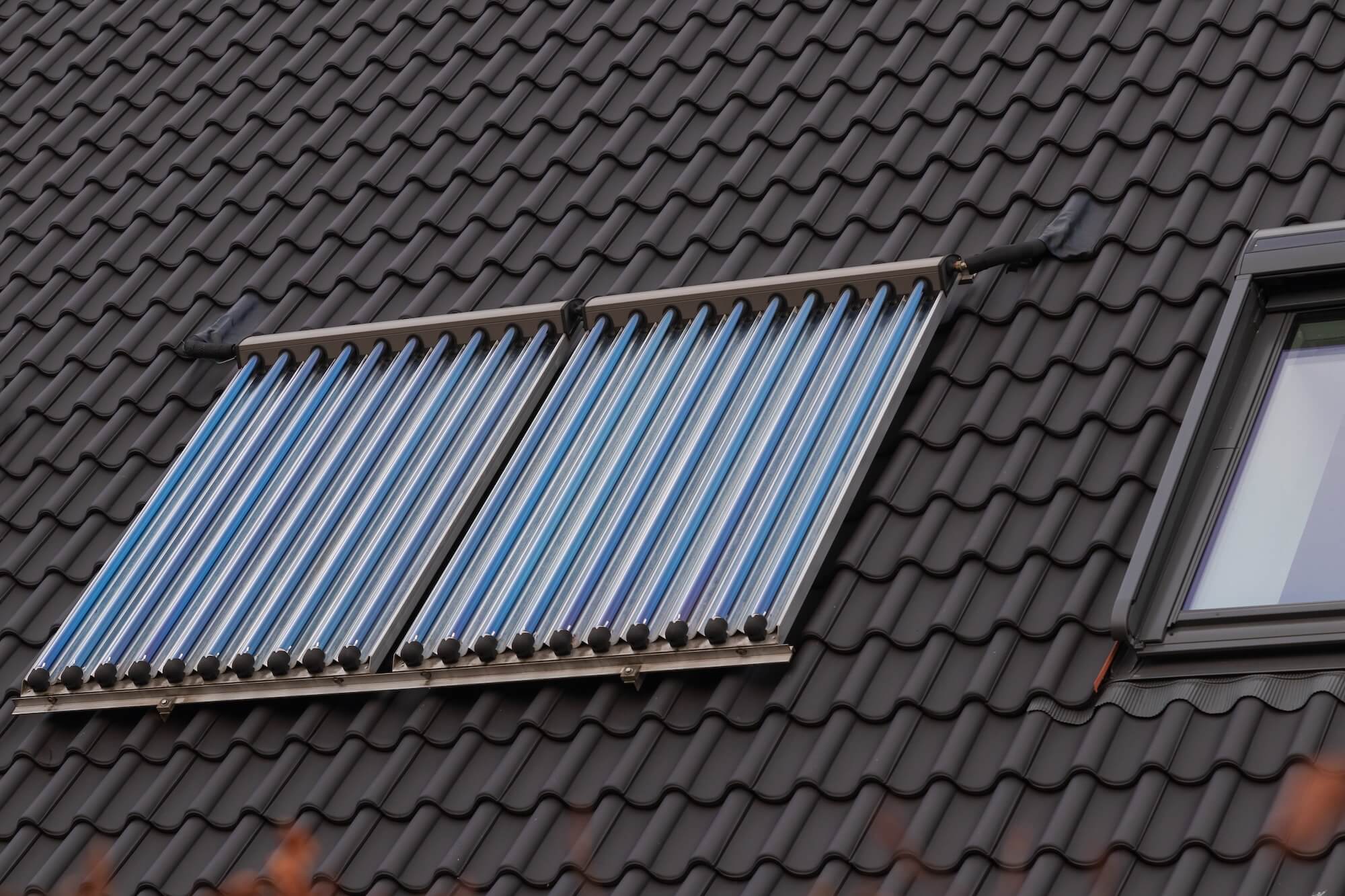 Wärmekollektoren einer Solarthermie-Anlage auf einem Dach