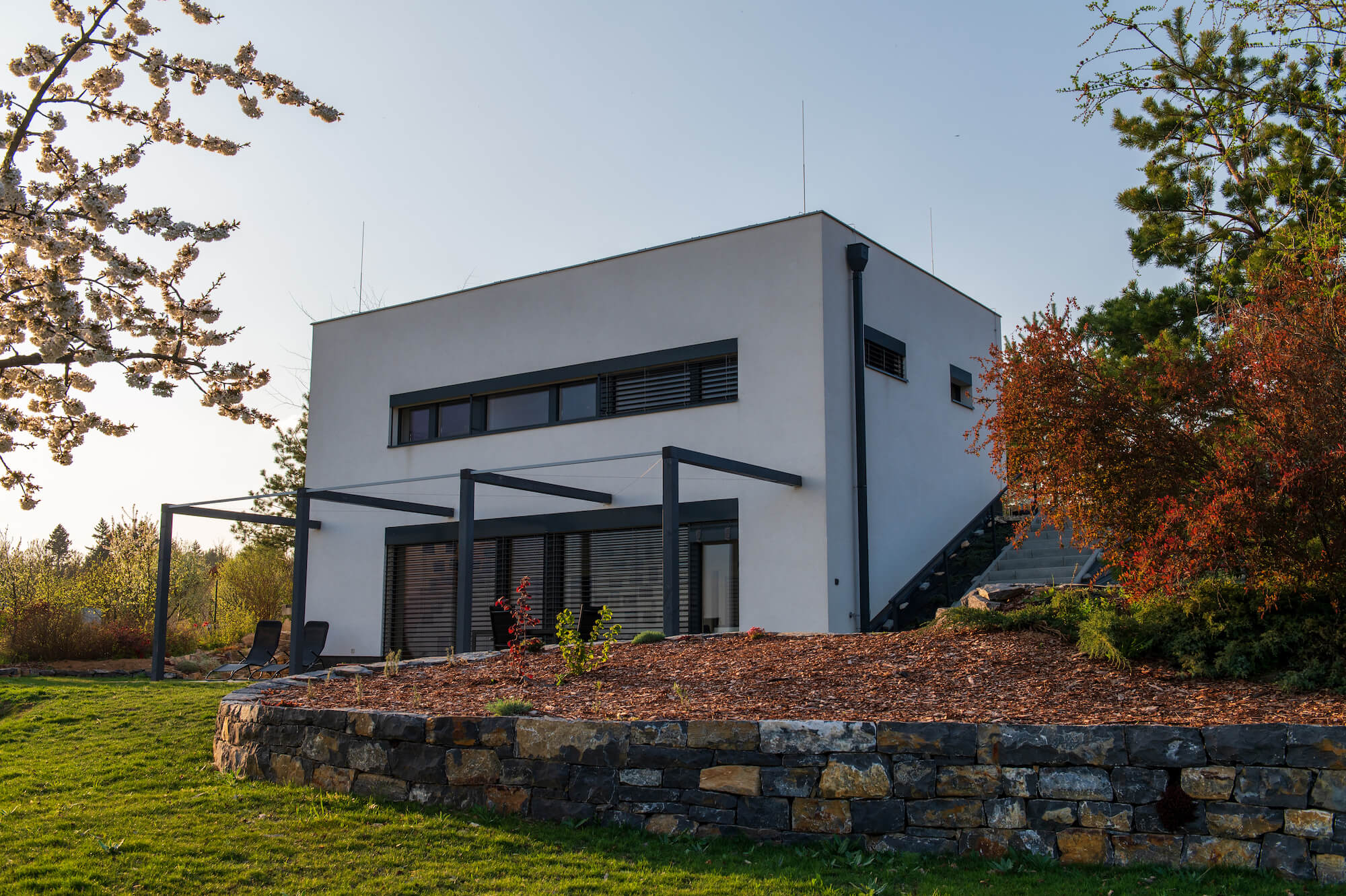 Ein Passivhaus mit Flachdach und geschützten Fenstern