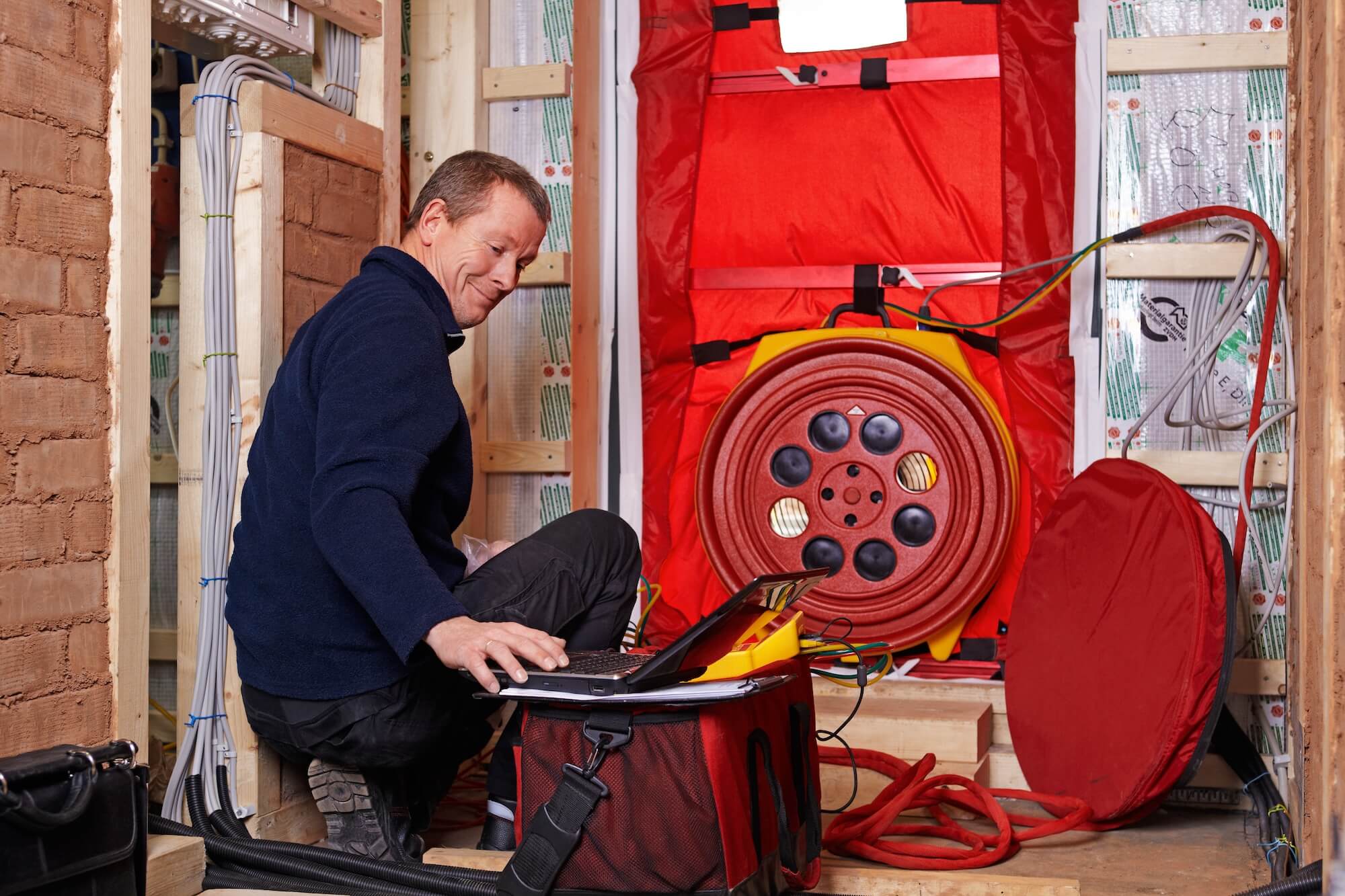 Ein Mann führt einen Blower-Door-Test durch.