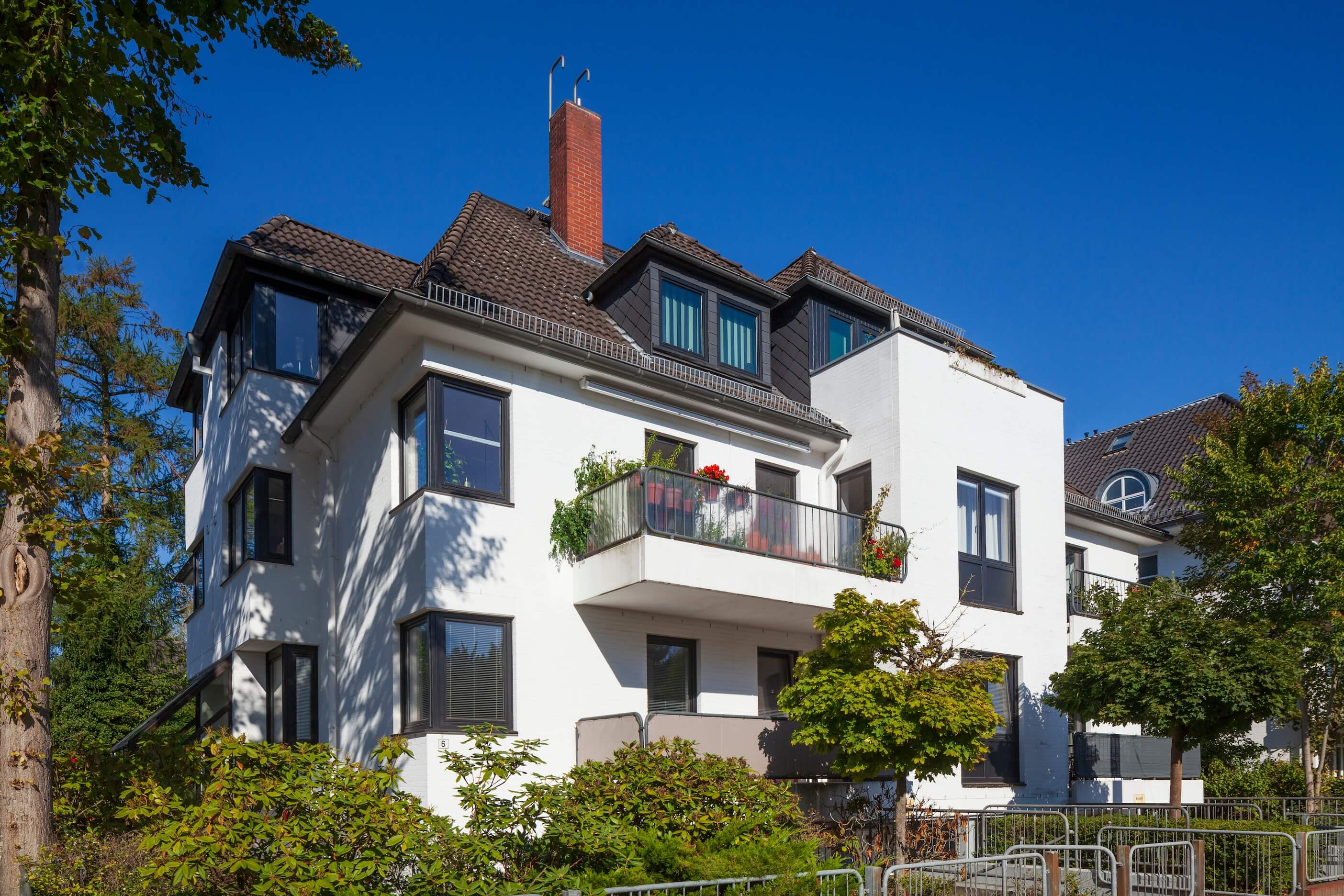 Sowohl bei Einfamilien- als auch bei Mehrfamilienhäusern zahlen sich energetische Sanierungsmaßnahmen aus, besonders, wenn verschiedene Ansätze kombiniert werden