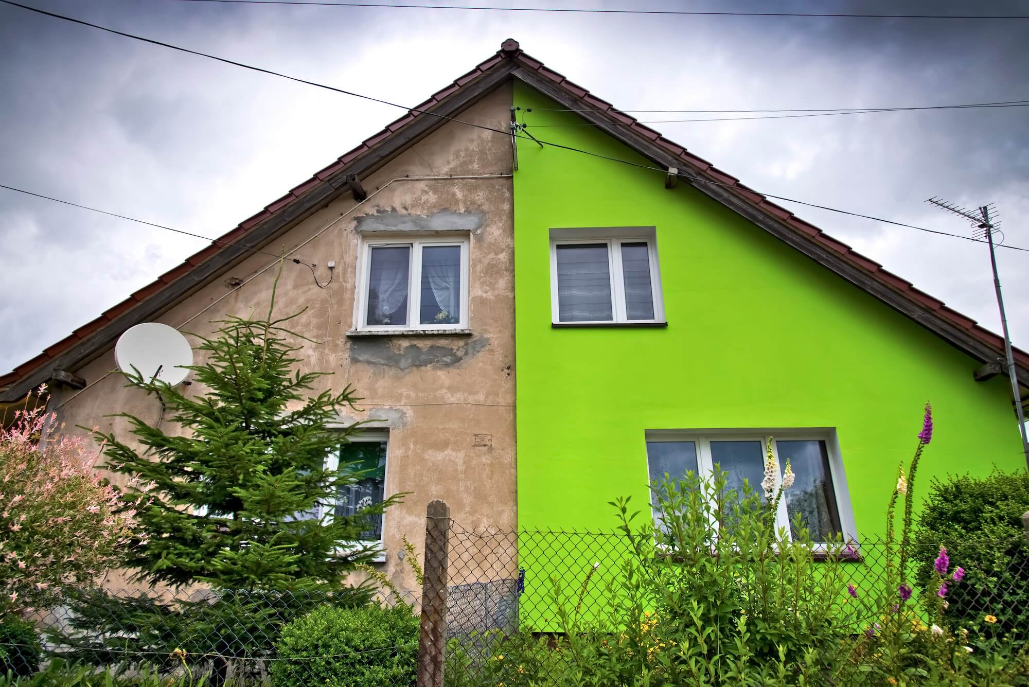 Wohnhaus, bei dem eine Hälfte bereits komplett saniert wurde und die andere Hälfte noch nicht.