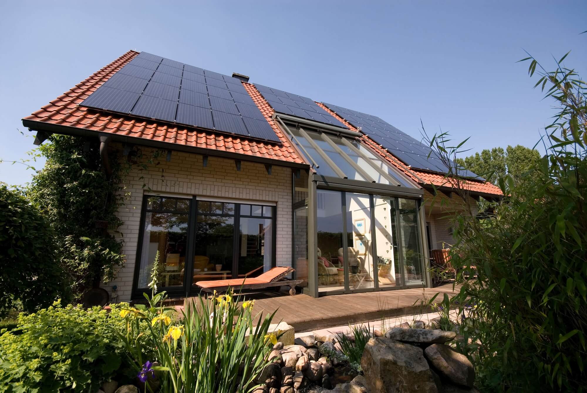 Wohnhaus mit einer Photovoltaikanlage auf dem Dach