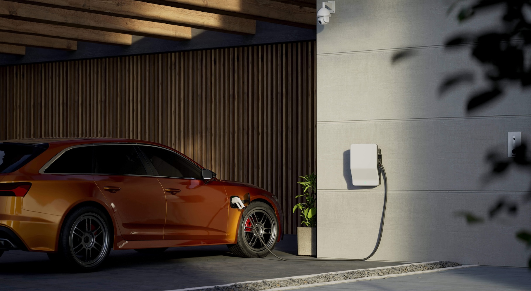 Ein E-Auto wird via Wallbox aufgeladen