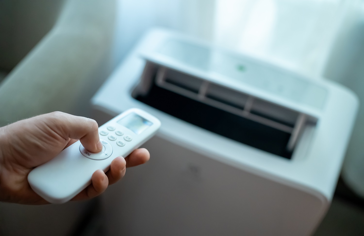Ob im Büro oder bei Ihnen zu Hause, eine mobile Klimaanlage kann bei unterschiedlichen Raumgrößen dabei helfen, die Temperatur zu senken.