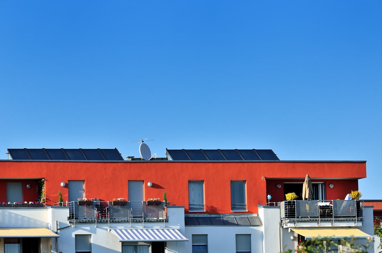 Die Installation bifazialer Solarzellen erfordert mehr Know-How, da insbesondere Verschattungen genau bewertet werden sollen.