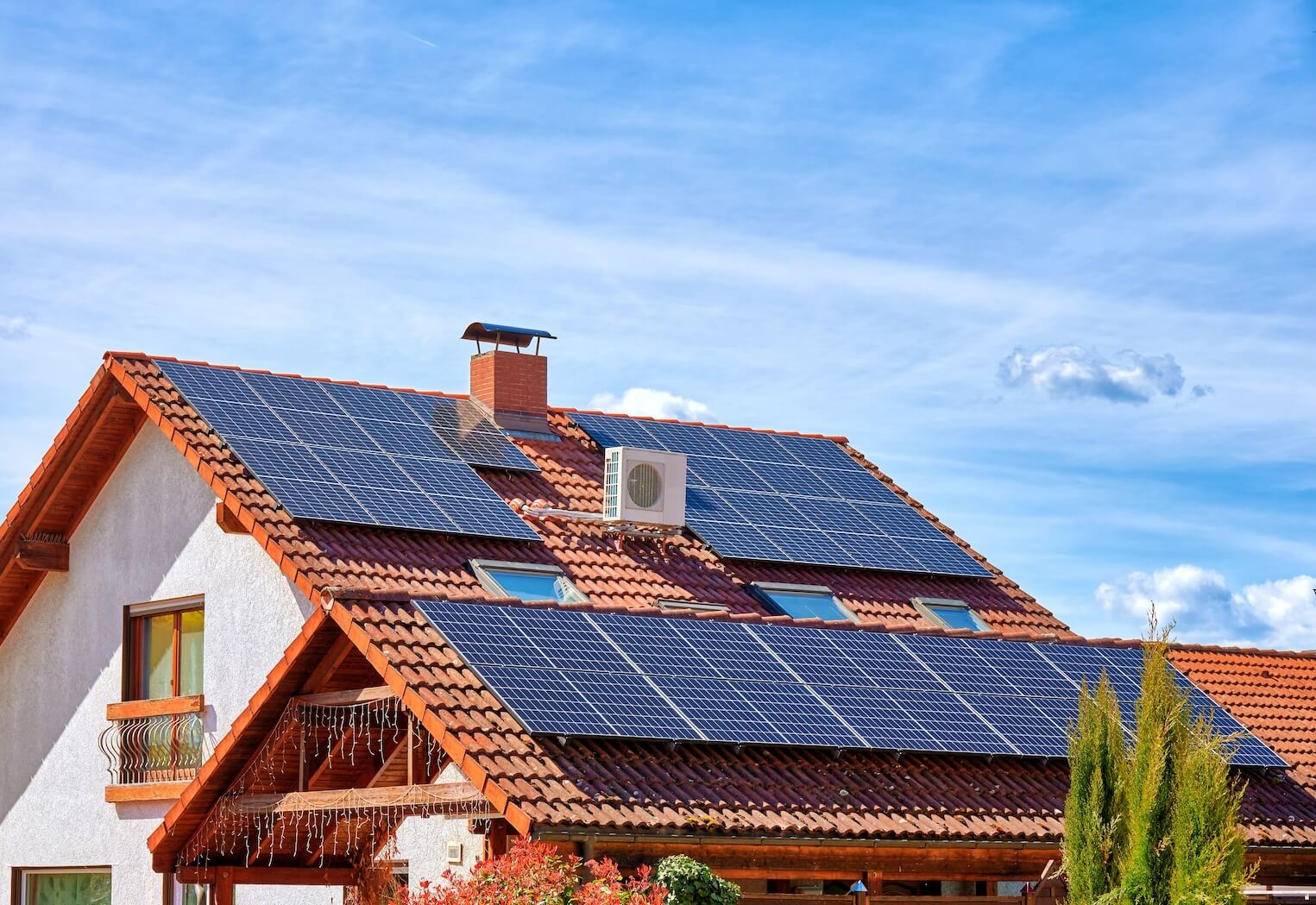 Kombinierte Wärmepumpe mit Solarthermie auf dem Dach eines Wohnhauses