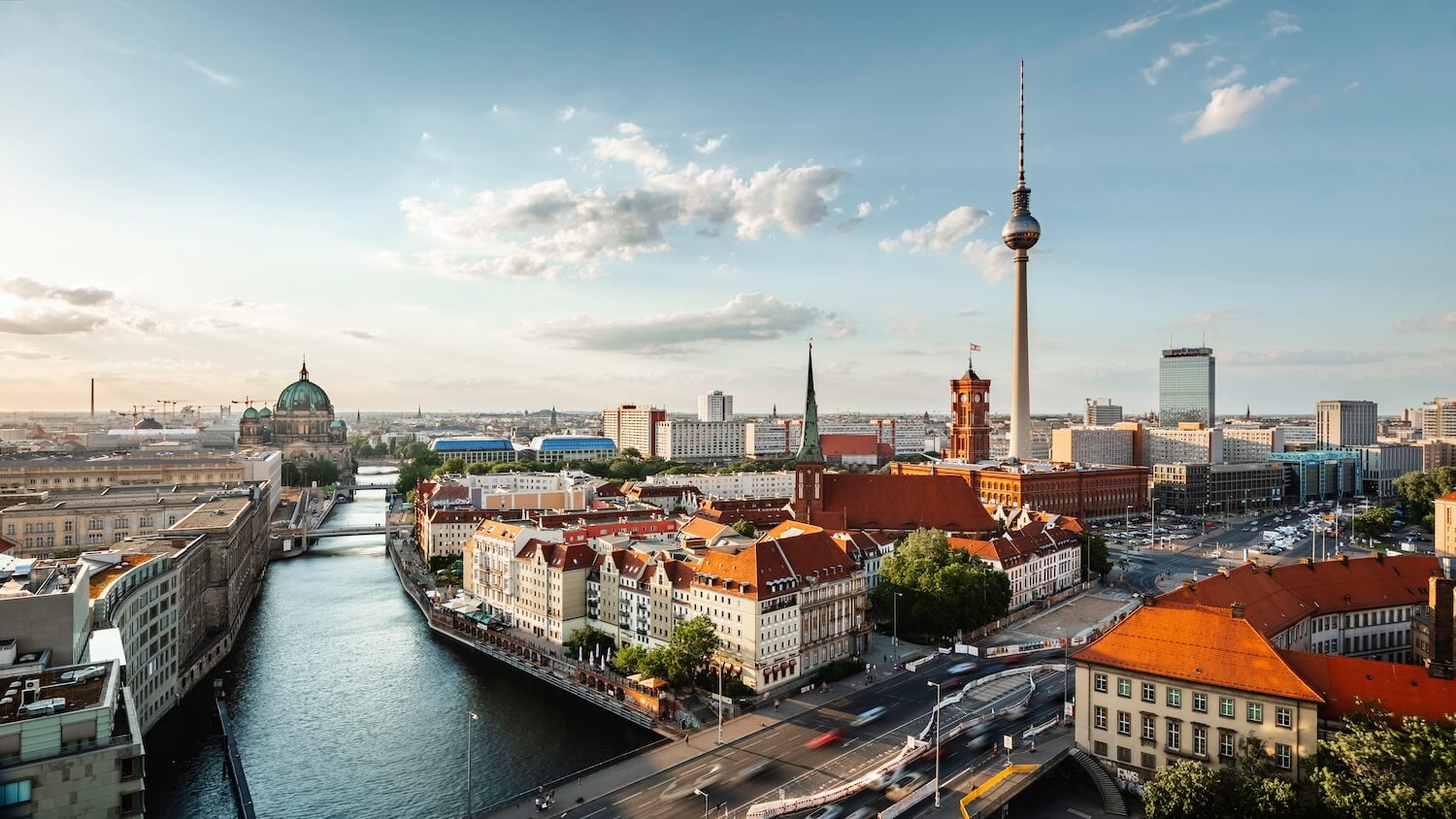 Berlin Stadtpanorama mit Dächern für Photovoltaik Förderung Programme der Hauptstadt