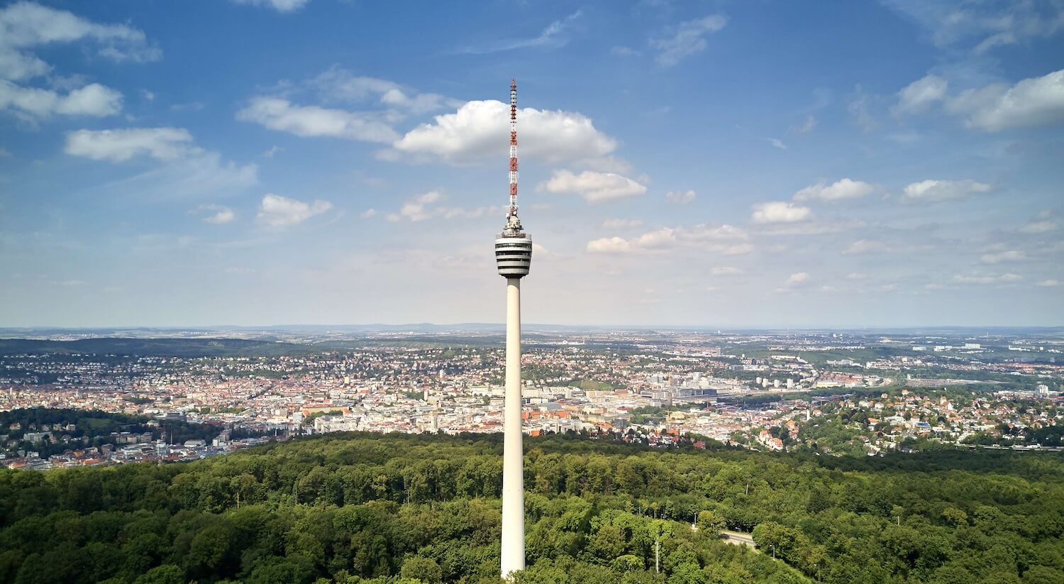 Fernsehturm von Stuttgart mit Photovoltaik-Förderung für nachhaltige Energieversorgung über Stadtpanorama