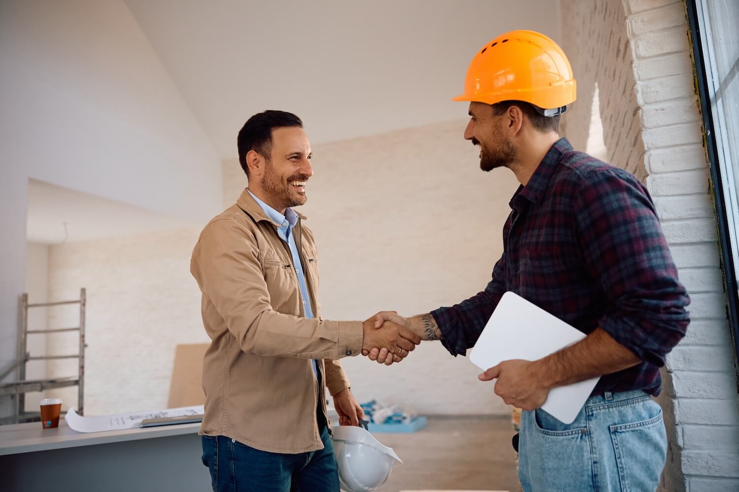Bauherr bespricht Projekt mit Handwerker, um Handwerker Ghosting und Kommunikationsprobleme zu verhindern.
