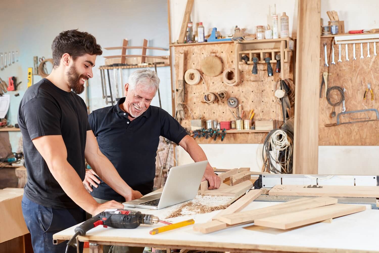Handwerker Ghosting vermeiden durch professionelle Kommunikation zwischen zwei Tischlern in der Werkstatt