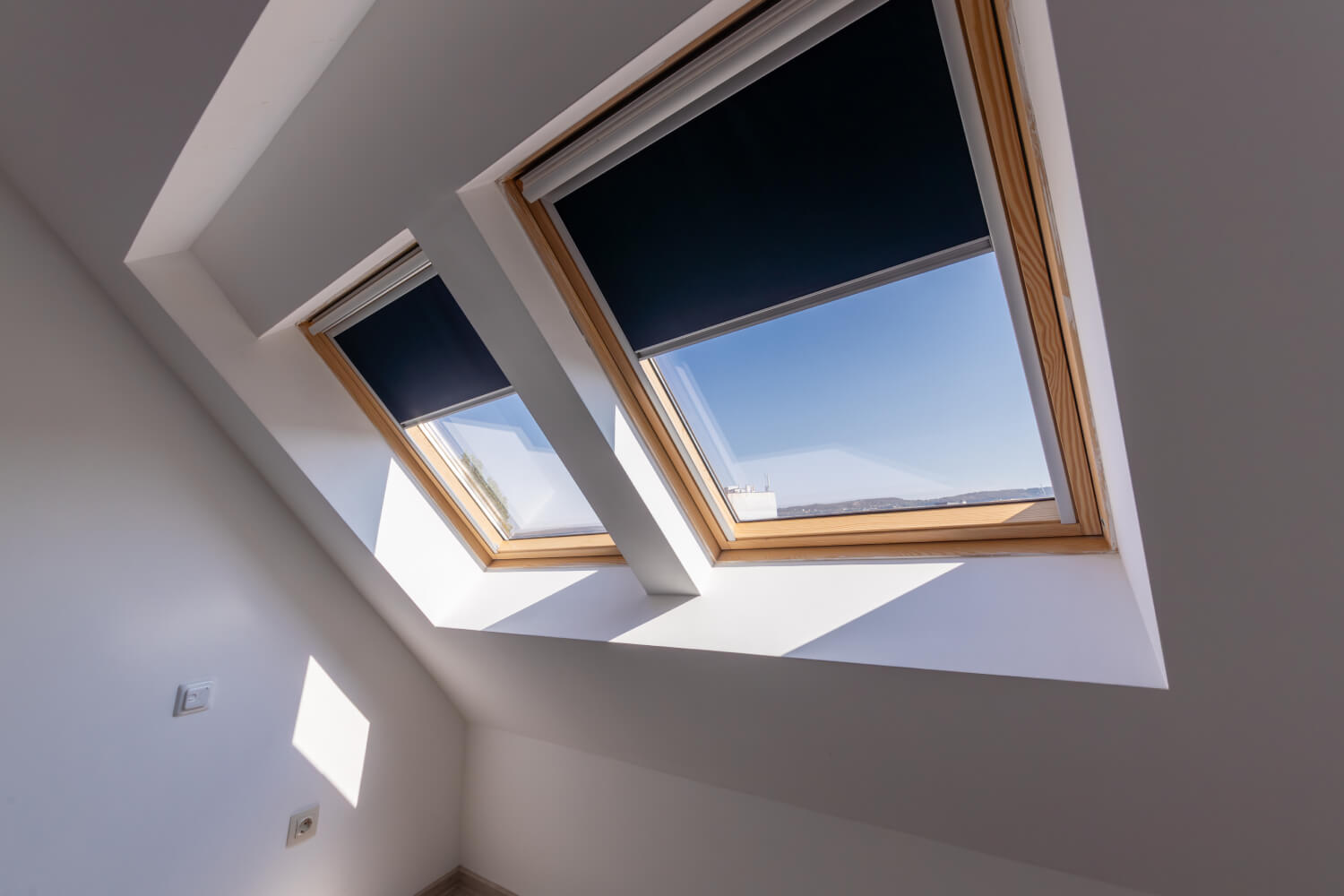 Zwei Schwingfenster mit Holzrahmen und Jalousien