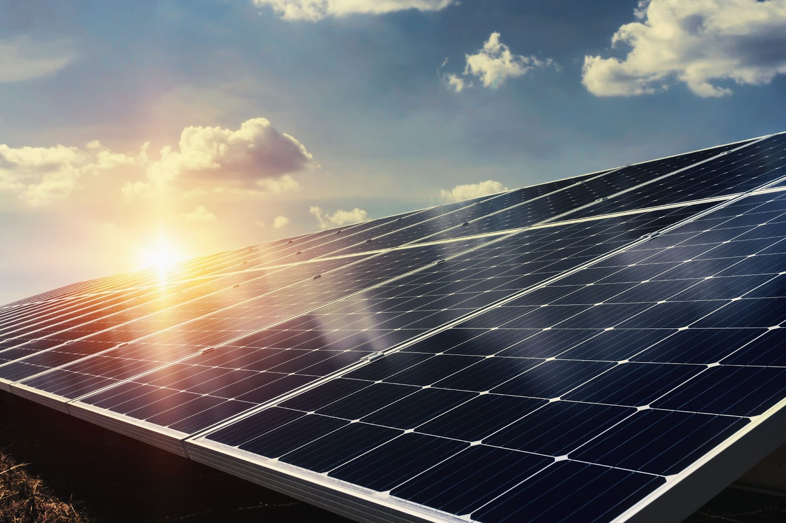 Photovoltaikmodule zeigen Umsetzung der Solarpflicht Deutschland auf Wohngebäude
