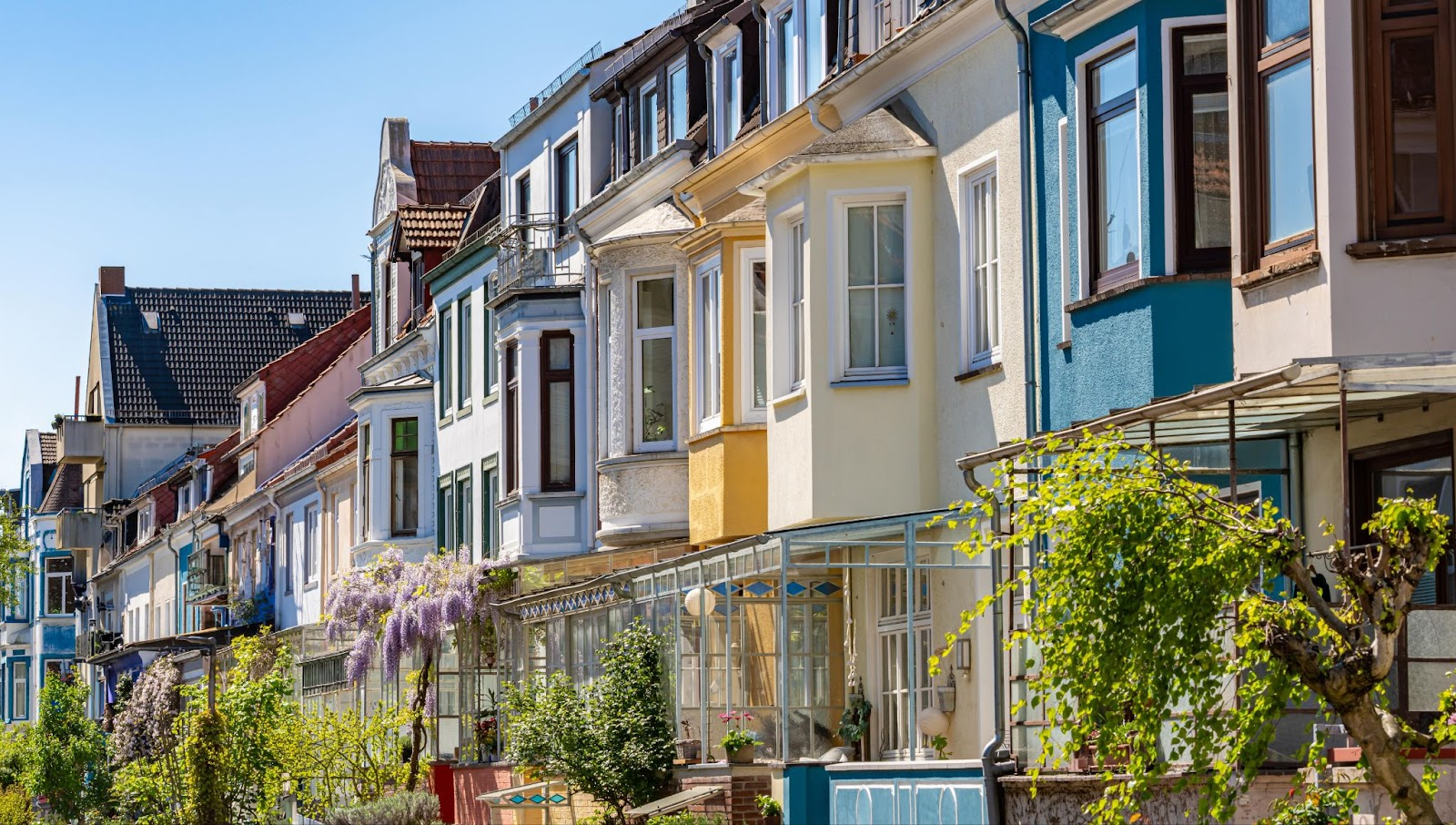 Farbenfrohe Altbauten mit charakteristischen Erkerfenstern in gelb, blau und weiĂź gestrichen