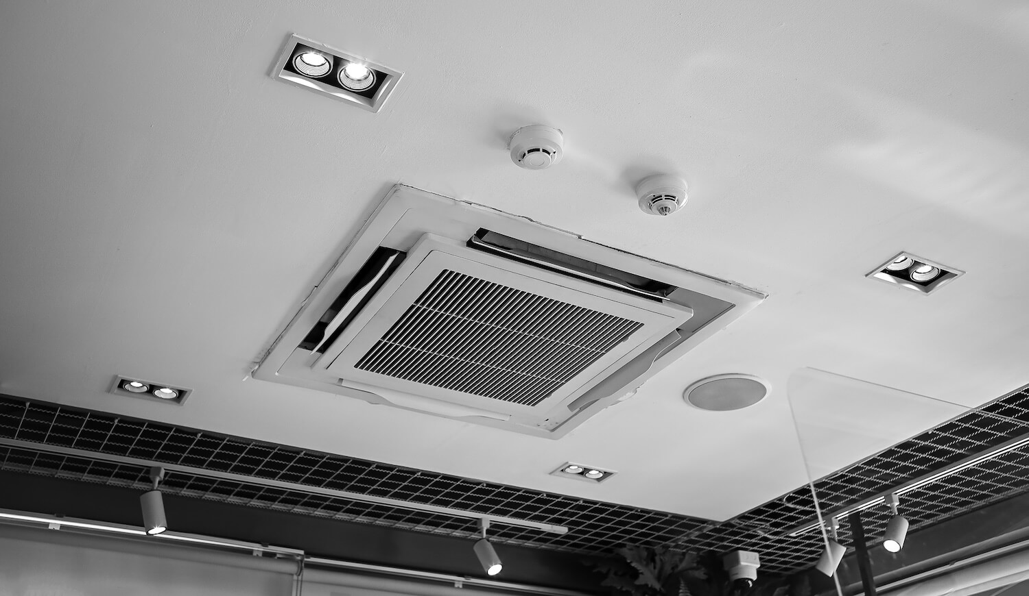Professionelle Lüftungsanlage mit Wärmerückgewinnung Kosten sparen durch energieeffiziente Deckenmontage