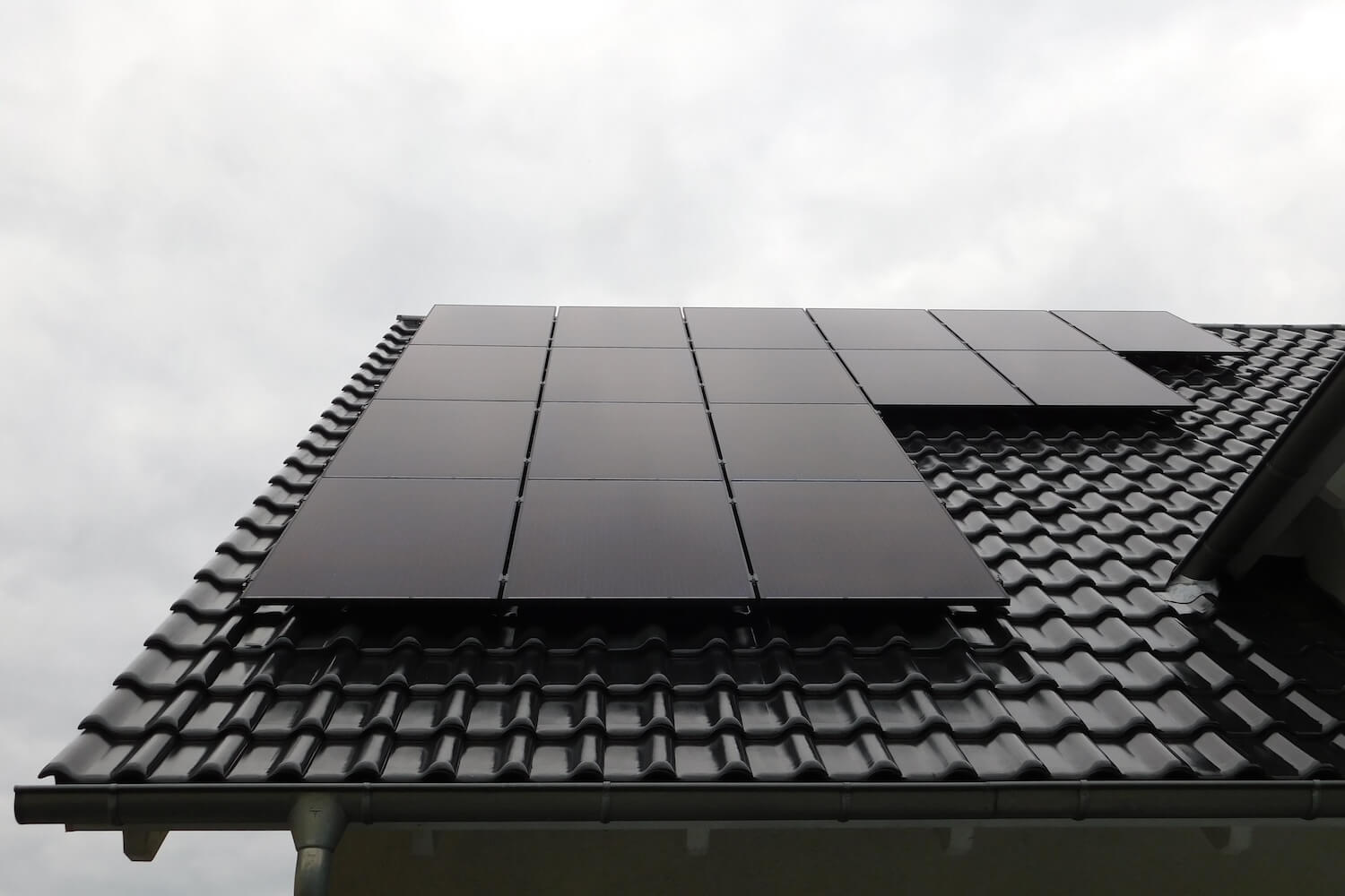 Dachinstallierte Solarpanels optimieren Stromverbrauch von 2 Personen Haushalten