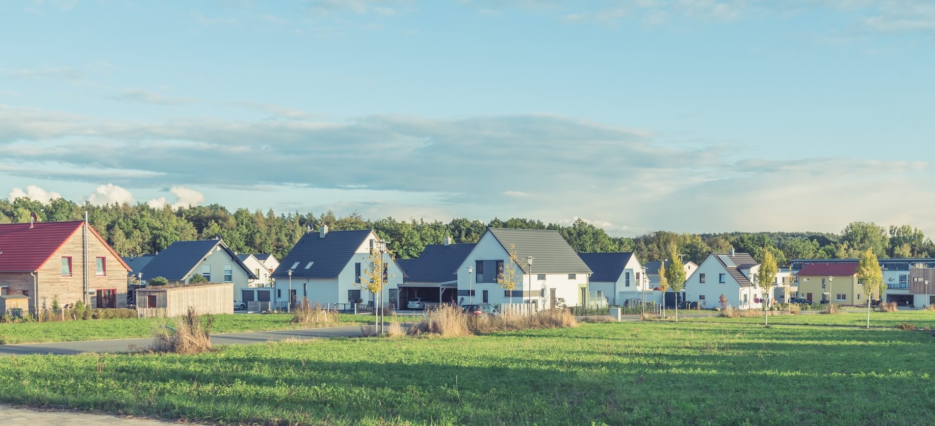 Häuser-Siedlung mit Wärmepumpen