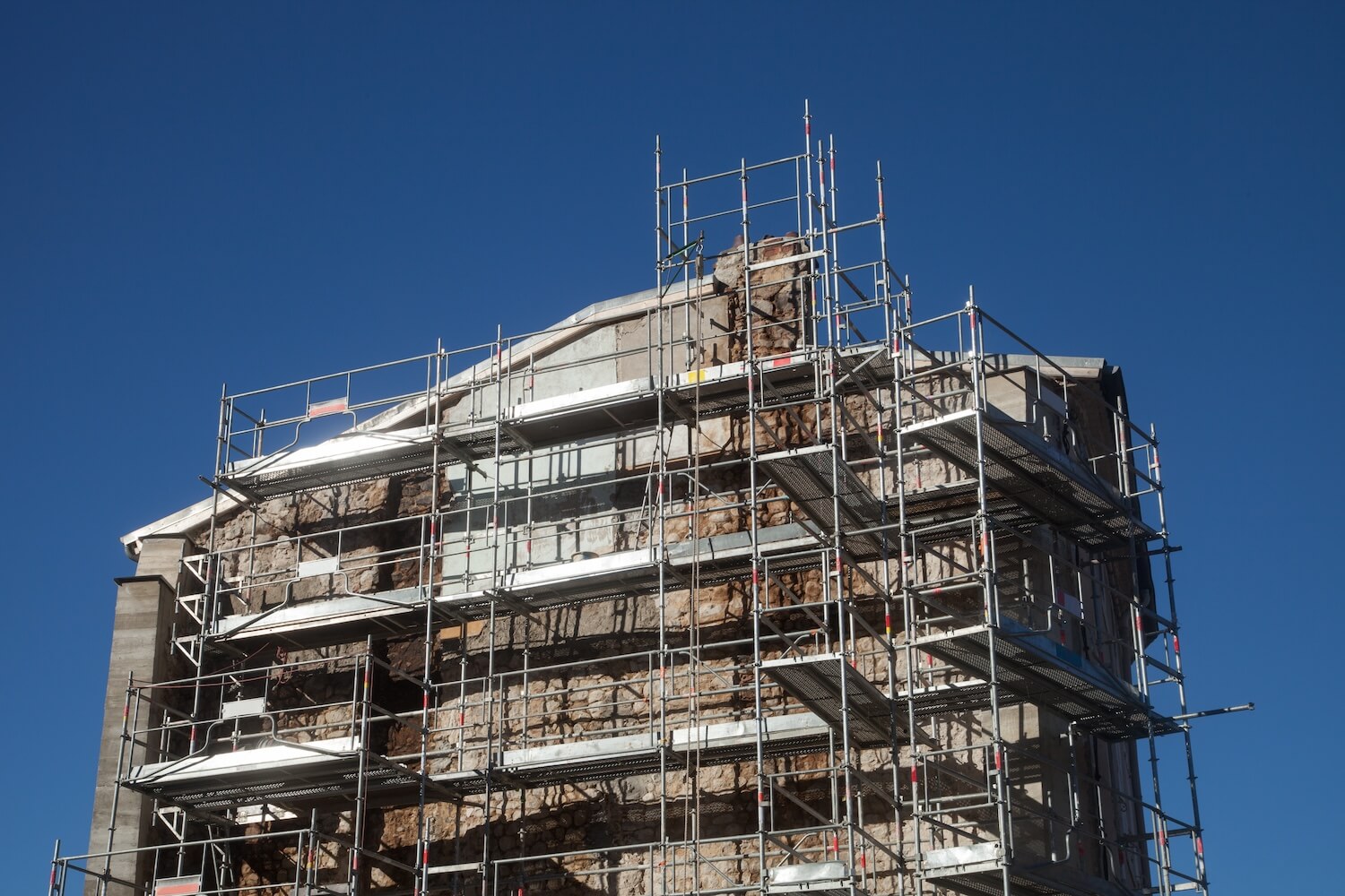 Gebäude mit Baugerüst bei energetischer Sanierung – BAFA-Förderung beantragen Anleitung für Fördermittel und Modernisierungsmaßnahmen