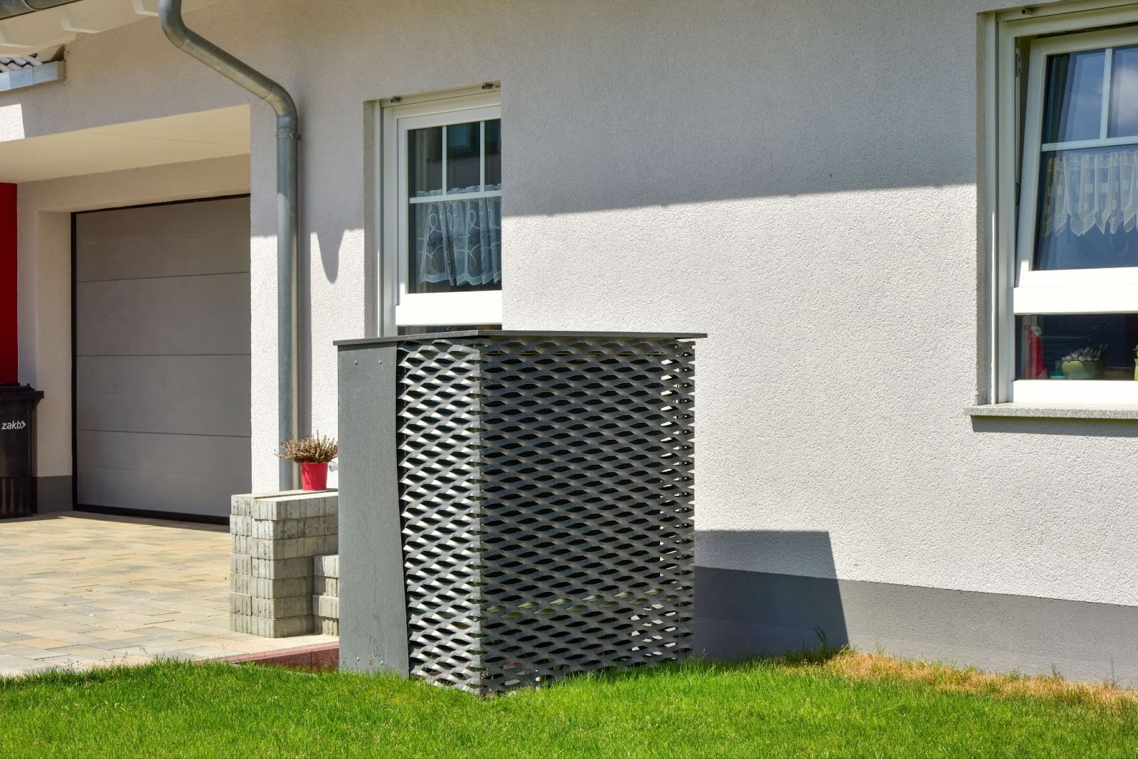 Metall und Stahl als Verkleidung für Wärmepumpe