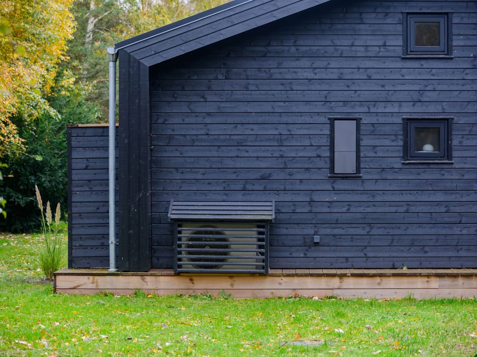 Holz als Verkleidung für Wärmepumpe