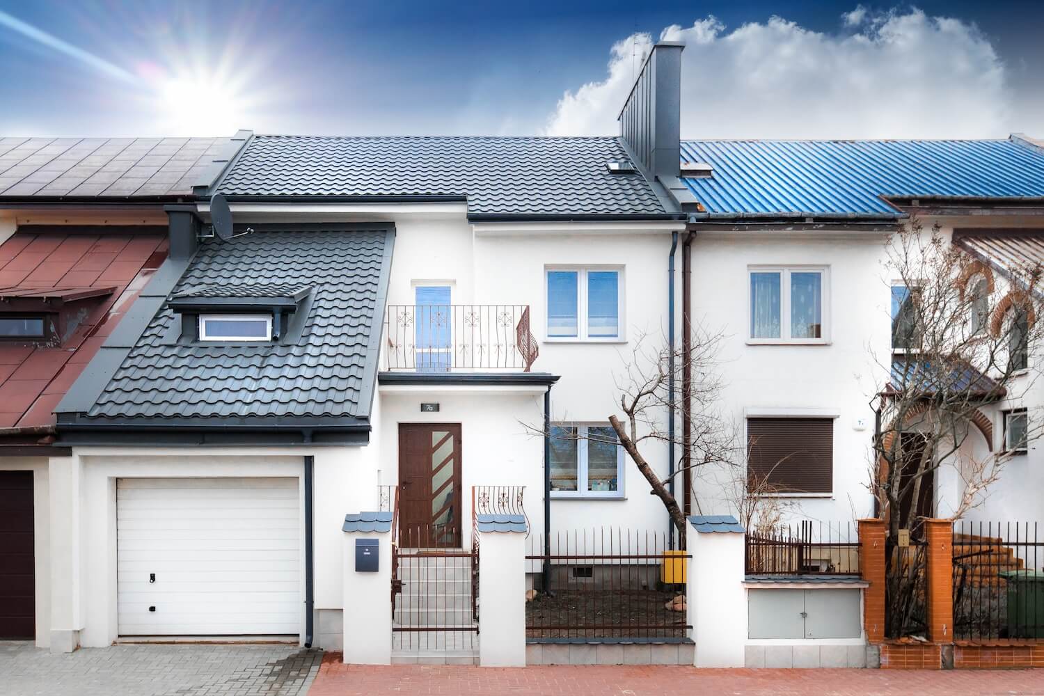 Modernisierte Doppelhaushälfte mit energetisch saniertem Dach und neuer Fassade als Beispiel für die Sanierung einer Doppelhaushälfte im städtischen Reihenhausstil.