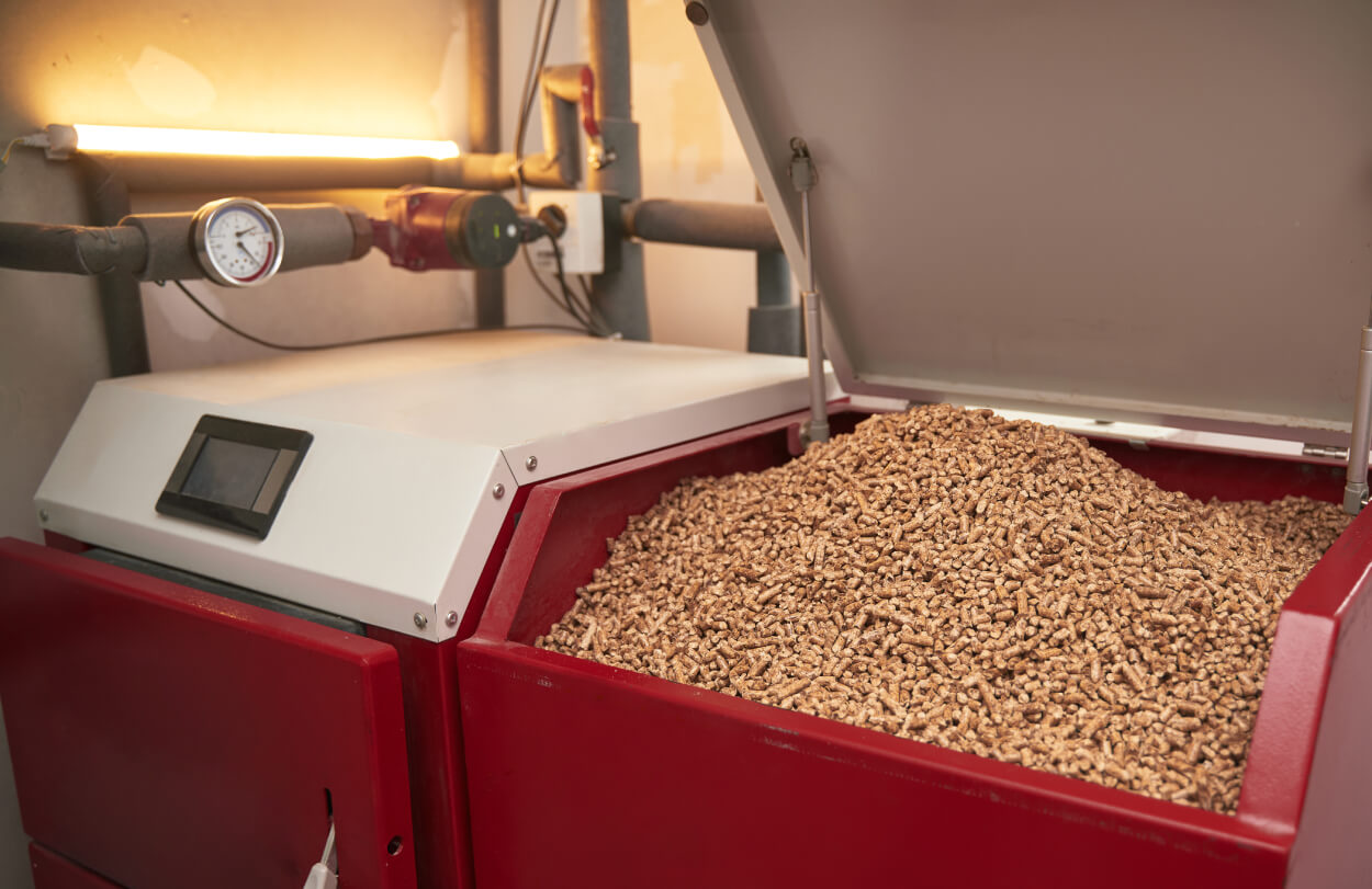 Pelletheizung und offenes Pelletlager im Keller eines Hauses